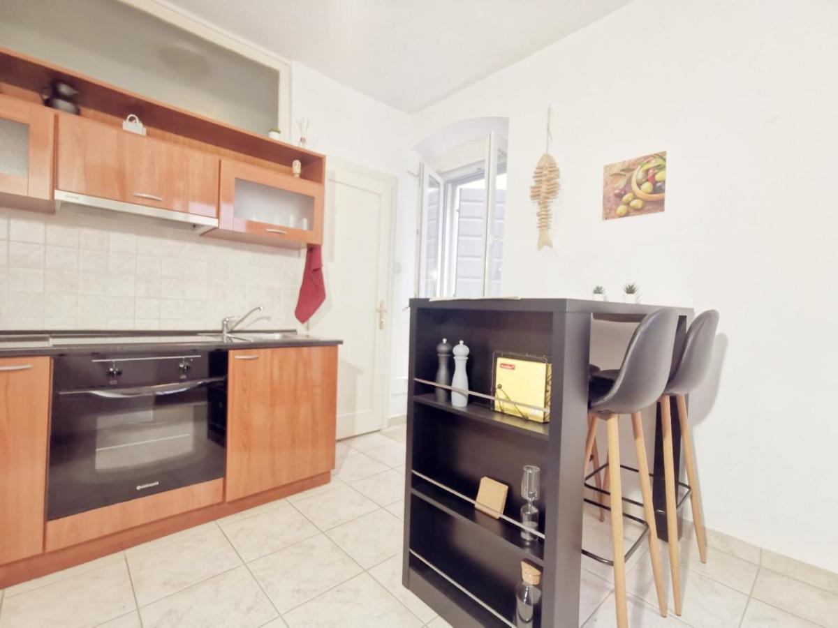 One Bedroom Apartment In The Old Town สปลิท ภายนอก รูปภาพ